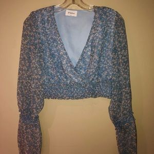 Women’s Cropped Blouse with elastic at mid sleeve and write. Medium. Boutique!